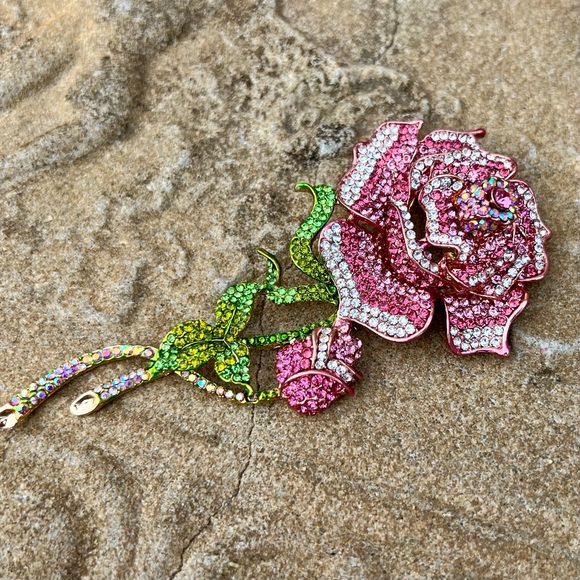 Luscious rose & rosebud in various shades of pink crystals galore New w/o tags - Picture 3 of 8